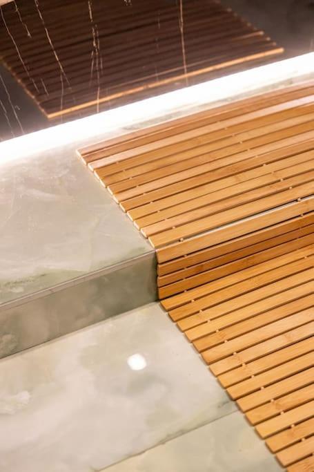 Smaragdi Luxury Jacuzzi Apartment Noho Premium Living Athen Exterior foto