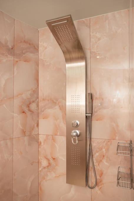 Smaragdi Luxury Jacuzzi Apartment Noho Premium Living Athen Exterior foto