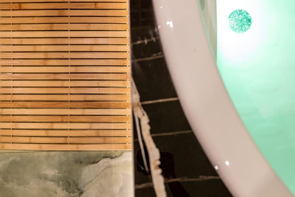 Smaragdi Luxury Jacuzzi Apartment Noho Premium Living Athen Exterior foto