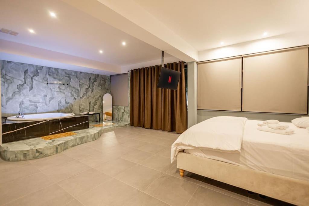Smaragdi Luxury Jacuzzi Apartment Noho Premium Living Athen Exterior foto