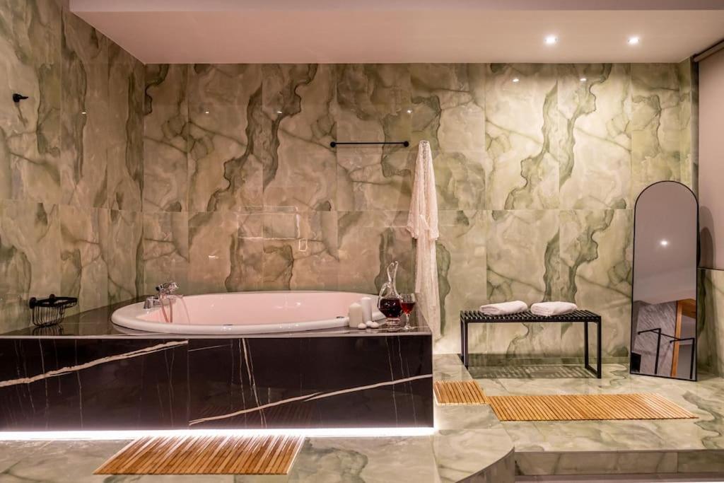 Smaragdi Luxury Jacuzzi Apartment Noho Premium Living Athen Exterior foto