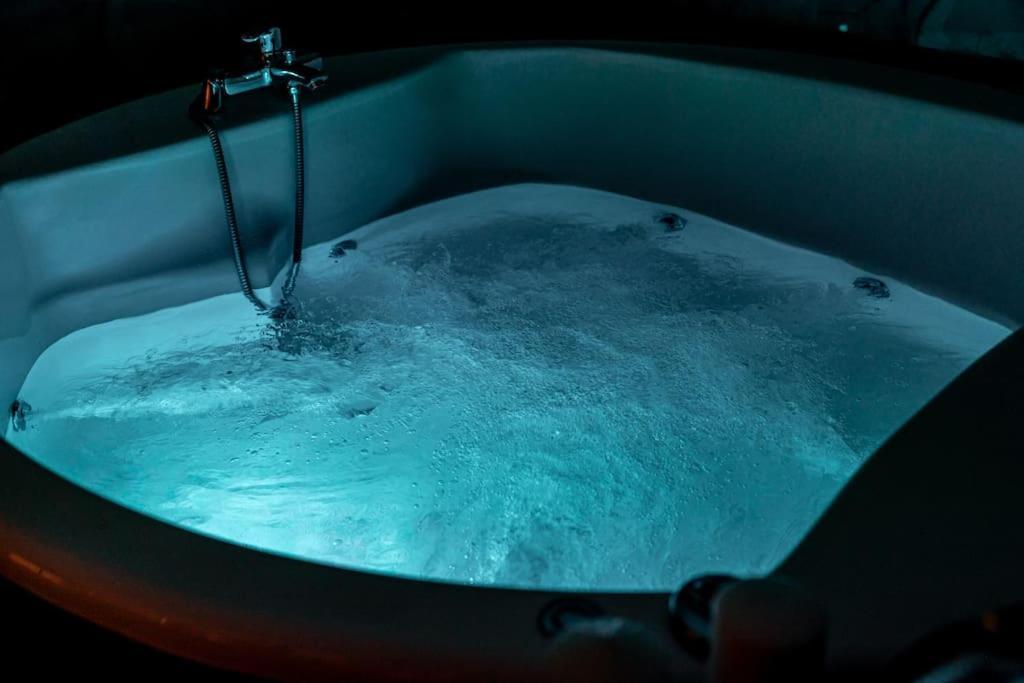 Smaragdi Luxury Jacuzzi Apartment Noho Premium Living Athen Exterior foto